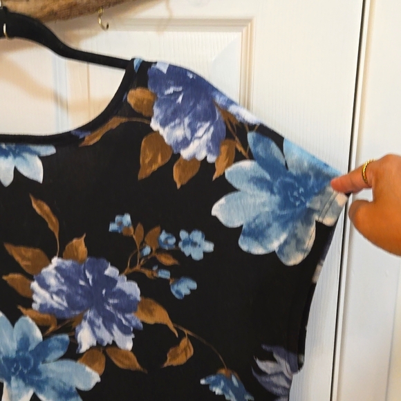 ☢️3 For $20. Eclipse-top,flowers,shades of blue - Picture 8 of 8